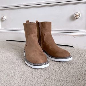 Universal Threads Women’s Pull-on Callah Boots